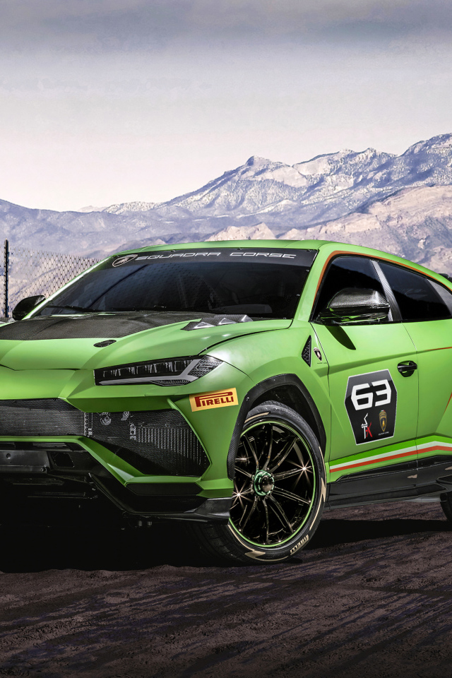 Зеленый внедорожник Lamborghini Urus ST-X Concept 2019 года на фоне гор