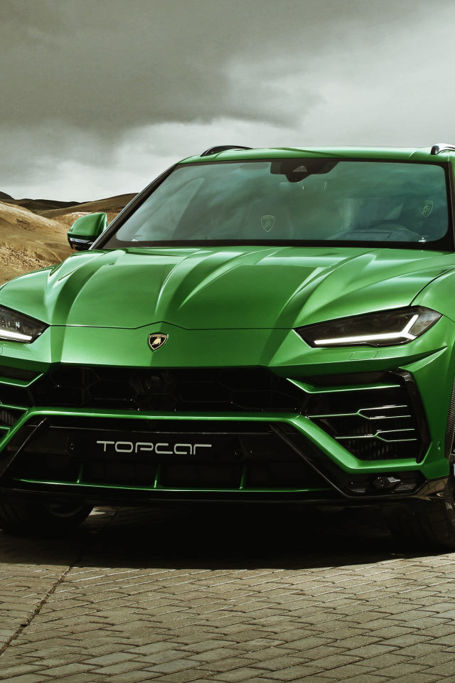 Зеленый внедорожник Lamborghini Urus, 2018 года