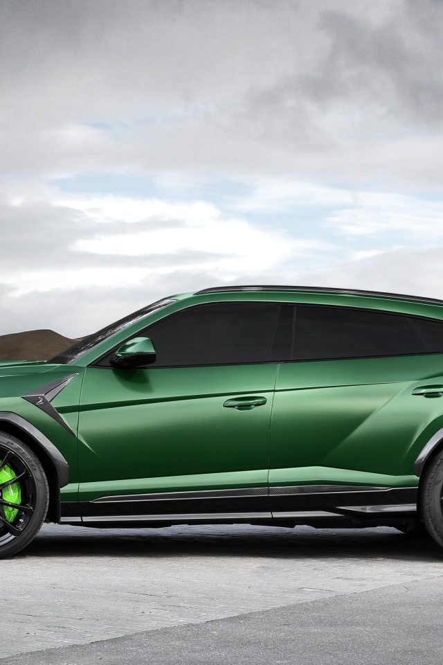 Зеленый автомобиль Lamborghini Urus вид сбоку