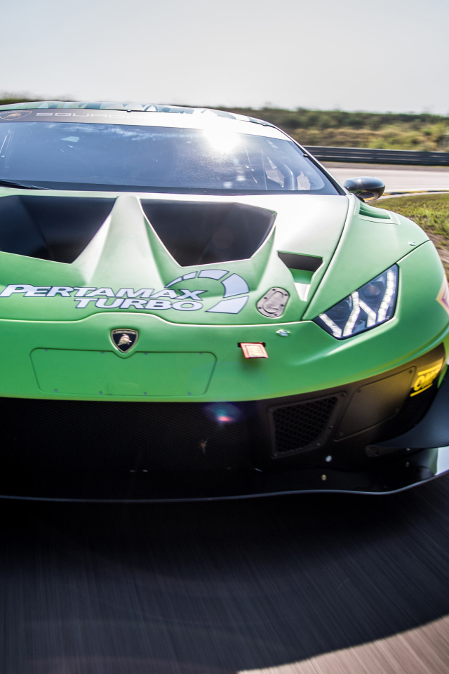 Зеленый спортивный автомобиль Lamborghini Huracan GT3 EVO 2018 года на трассе