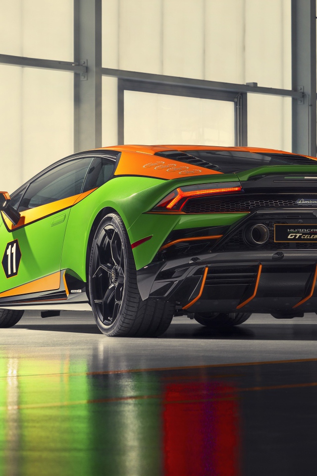 Спортивный автомобиль Lamborghini Huracan EVO GT, 2020 года вид сзади