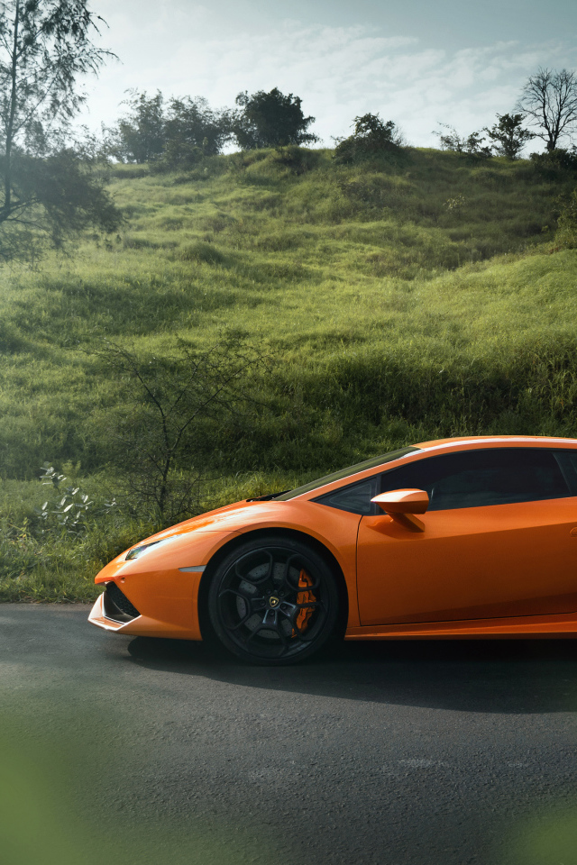 Оранжевый автомобиль Lamborghini Huracan 2019 вид сбоку