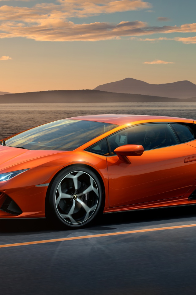 Оранжевый автомобиль Lamborghini Huracan EVO 2019 года на фоне неба 