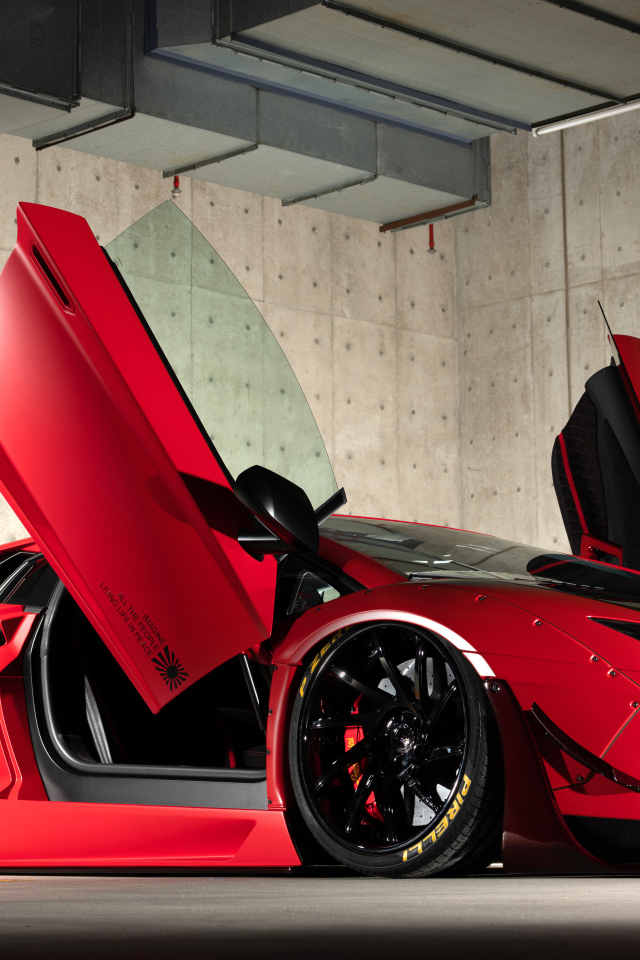 Красный спортивный автомобиль Lamborghini Aventador с открытыми дверями