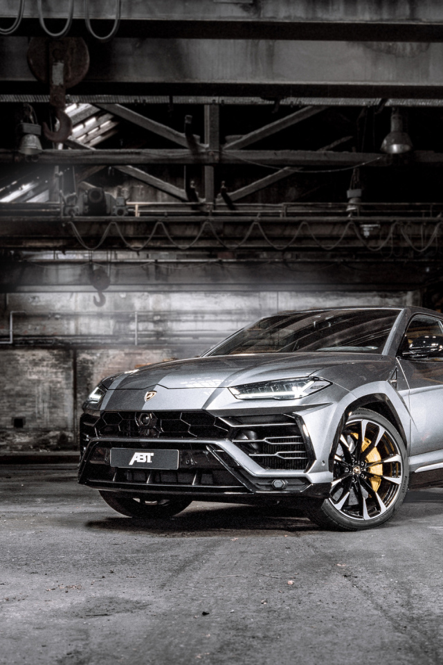 Внедорожник Lamborghini Urus,  2019 года в гараже