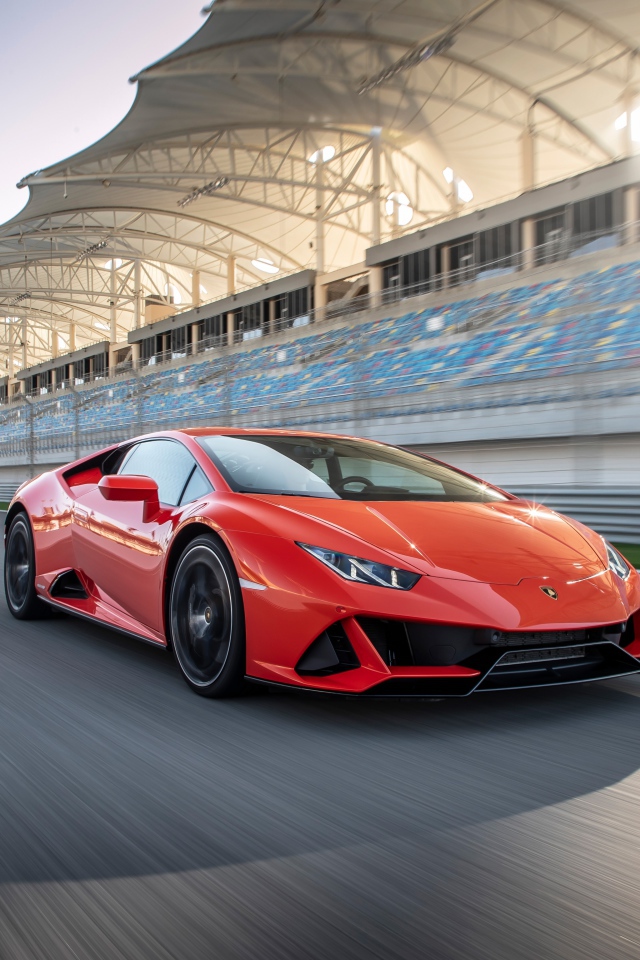 Спортивный красный автомобиль Lamborghini Huracan Evo на гоночной трассе