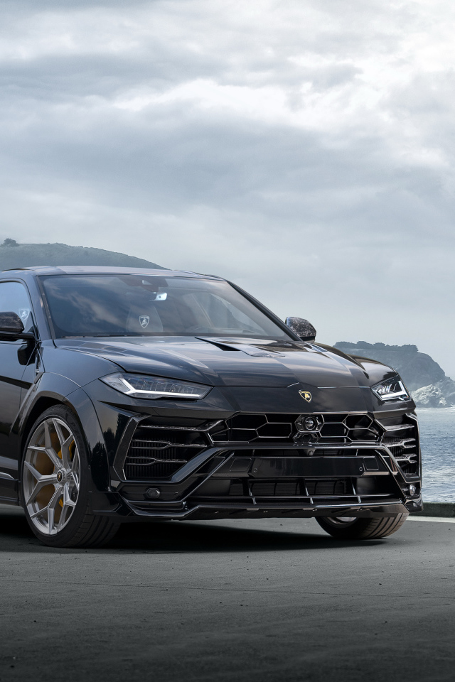Стильный черный автомобиль  Lamborghini Urus Esteso 2019 года у моря