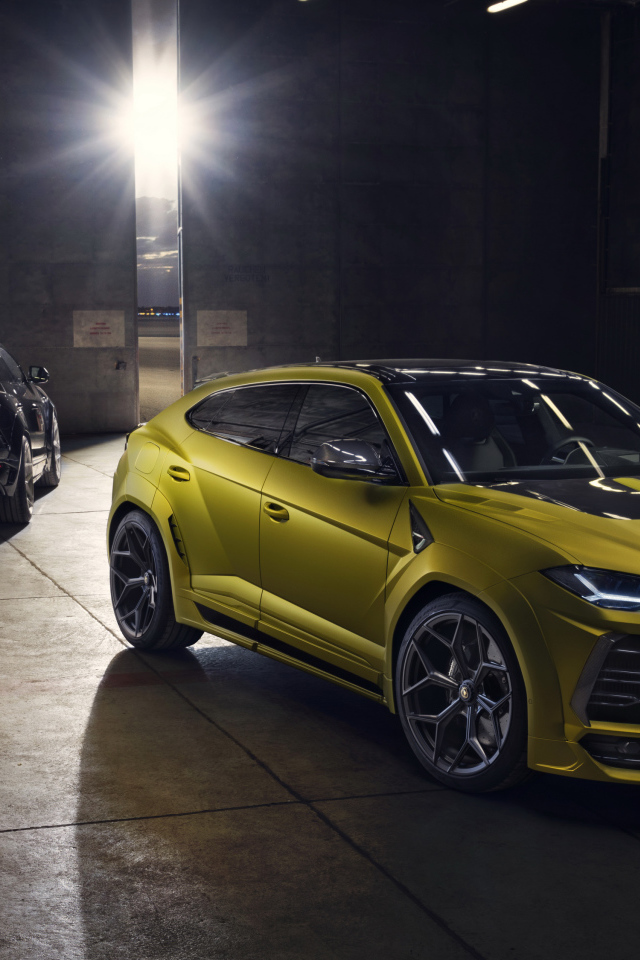 Два автомобиля Novitec Lamborghini Urus Esteso 2019 года в гараже