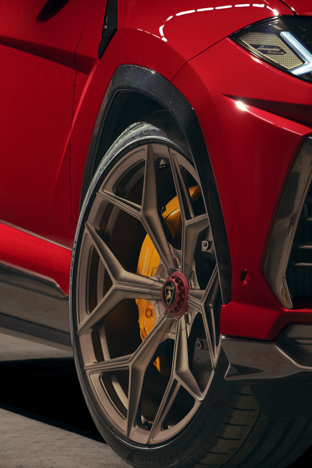Колеса красного автомобиля  Lamborghini Urus 2019 года