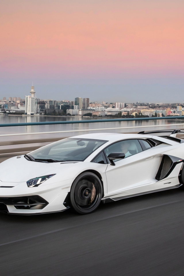 Белый автомобиль Lamborghini Aventador на трассе