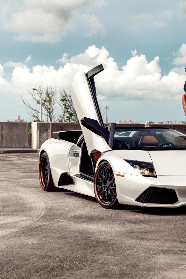 Белый автомобиль Lamborghini Murcielago с открытыми дверями