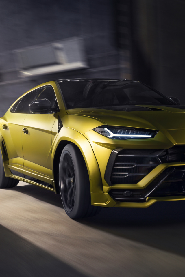 Желтый автомобиль  Lamborghini Urus Esteso 2019 года выезжает из гаража