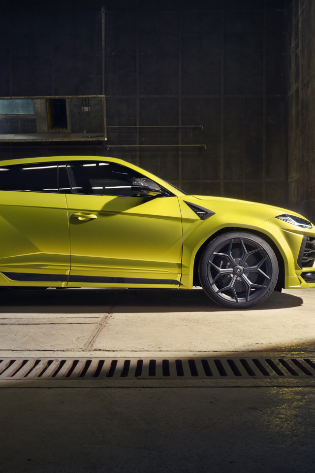 Желтый автомобиль Lamborghini Urus Esteso 2019 года в гараже