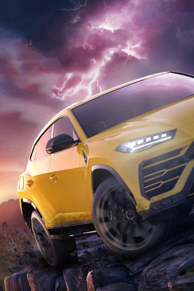 Желтый внедорожник Lamborghini Urus в горах