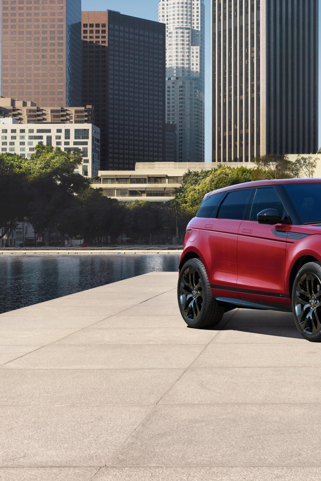 Красный внедорожник Range Rover Evoque D240 HSE R-Dynamic,  2019 года на фоне города