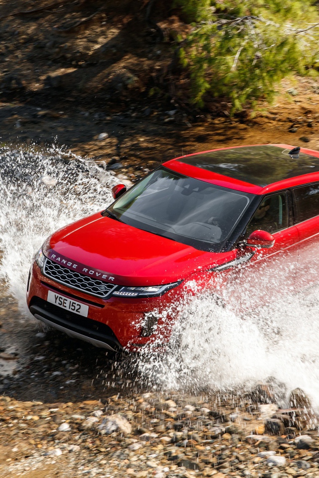 Красный внедорожник Range Rover Evoque D240 S 2019 года едет по воде