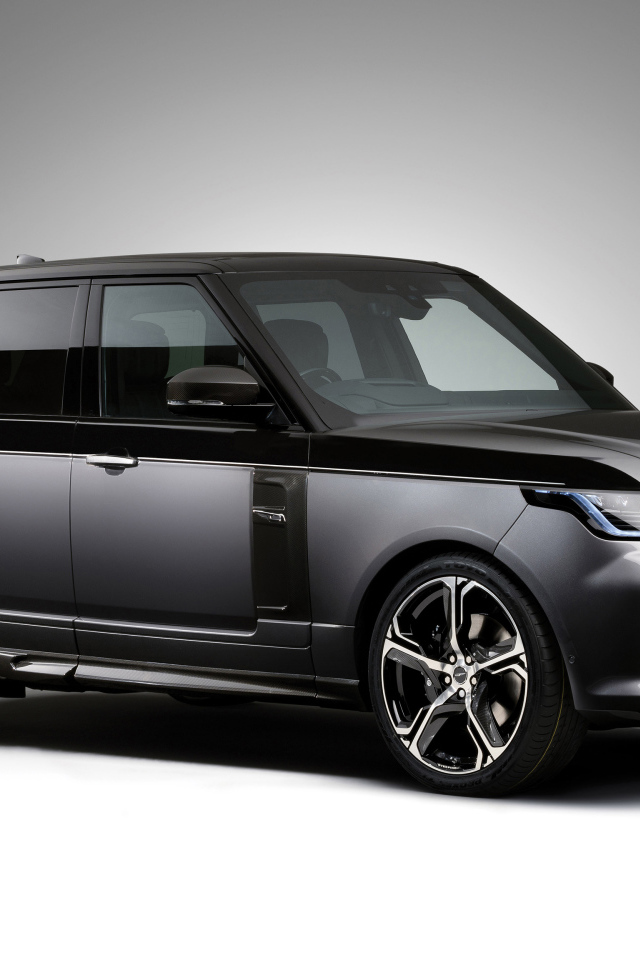 Серебристый внедорожник Range Rover 2018 года на сером фоне