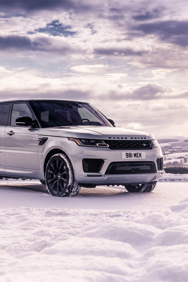 Серебристый внедорожник Range Rover Sport стоит на снегу