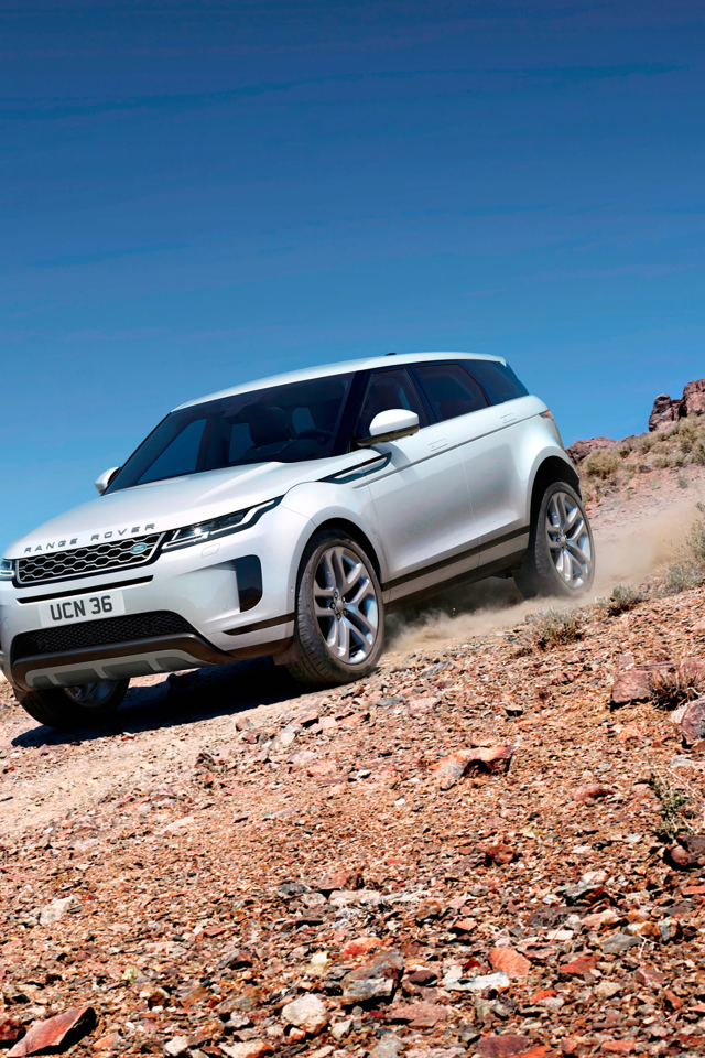 Белый внедорожник Range Rover Evoque D240 HSE 2019 года на бездорожье 