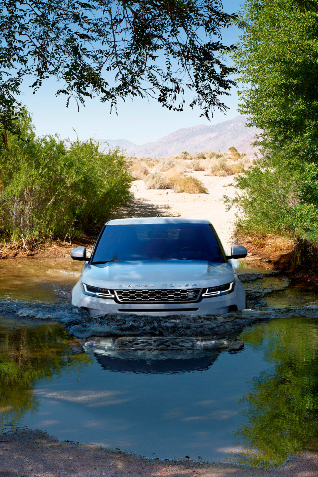 Белый внедорожник Range Rover Evoque едет по воде 