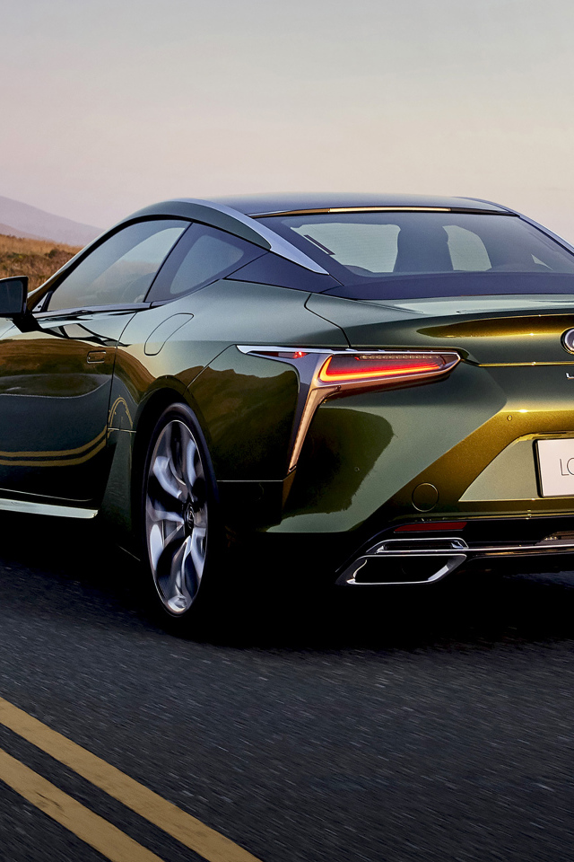 Автомобиль  Lexus LC 500, 2020 года на дороге вид сзади