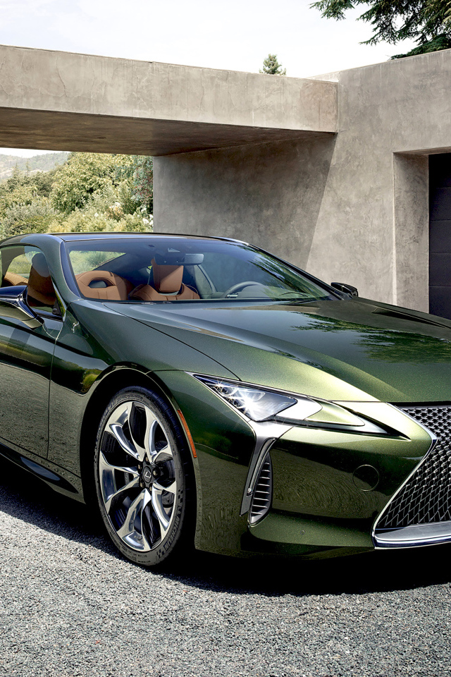 Зеленый Lexus LC 500 Inspiration Series, 2020 у гаража