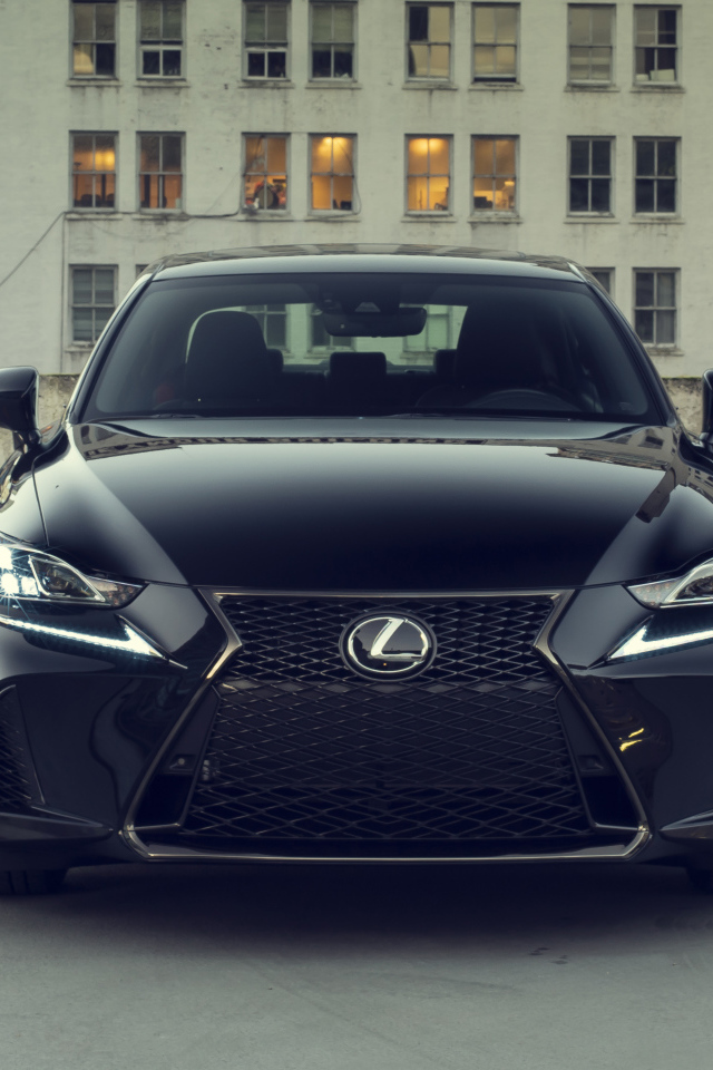 Стильный черный Lexus IS 300 на фоне здания 