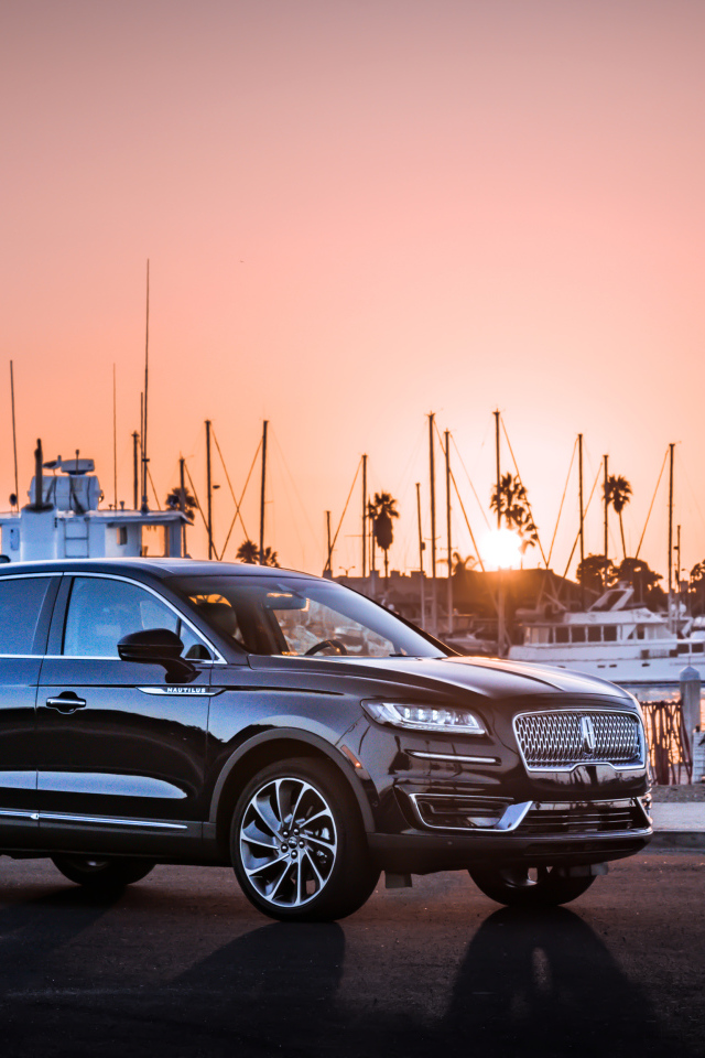 Черный Lincoln Nautilus 2019 года у причала на закате