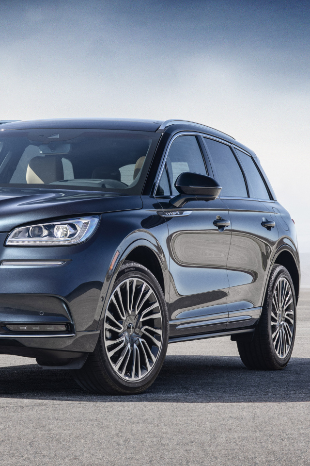 Дорогой серебристый автомобиль Lincoln Corsair