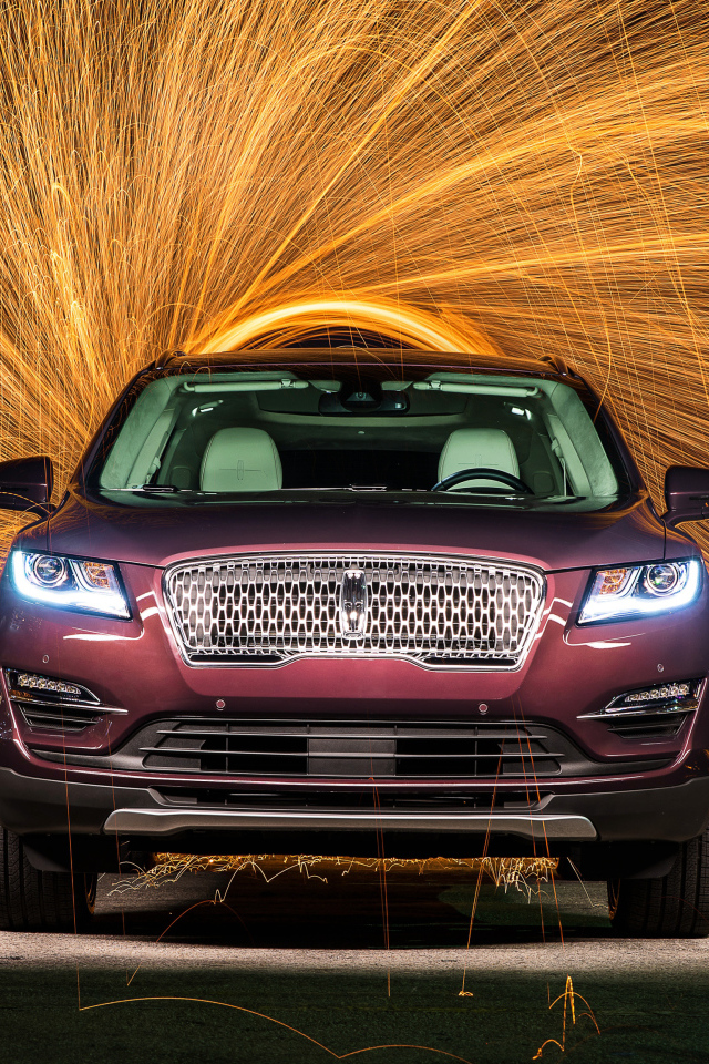 Внедорожник Lincoln MKC, 2019 года на фоне фейерверка