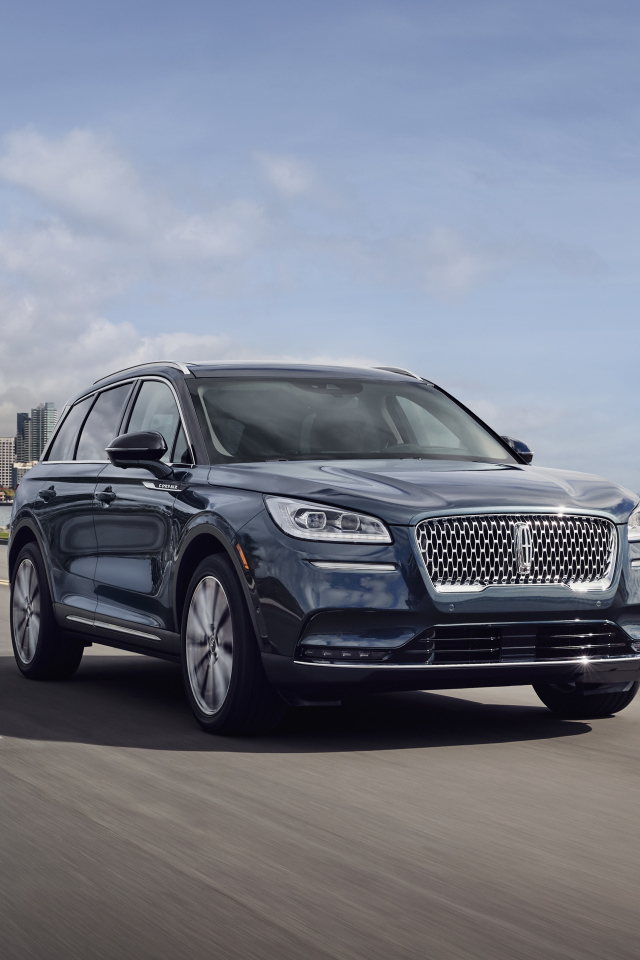 Стильный дорогой автомобиль Lincoln Corsair на дороге 