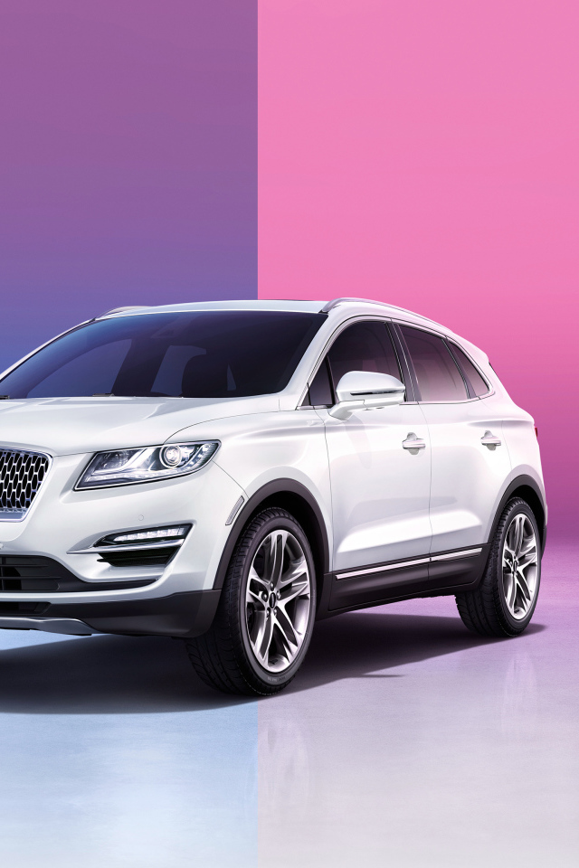 Белый внедорожник Lincoln MKC на розовом фоне