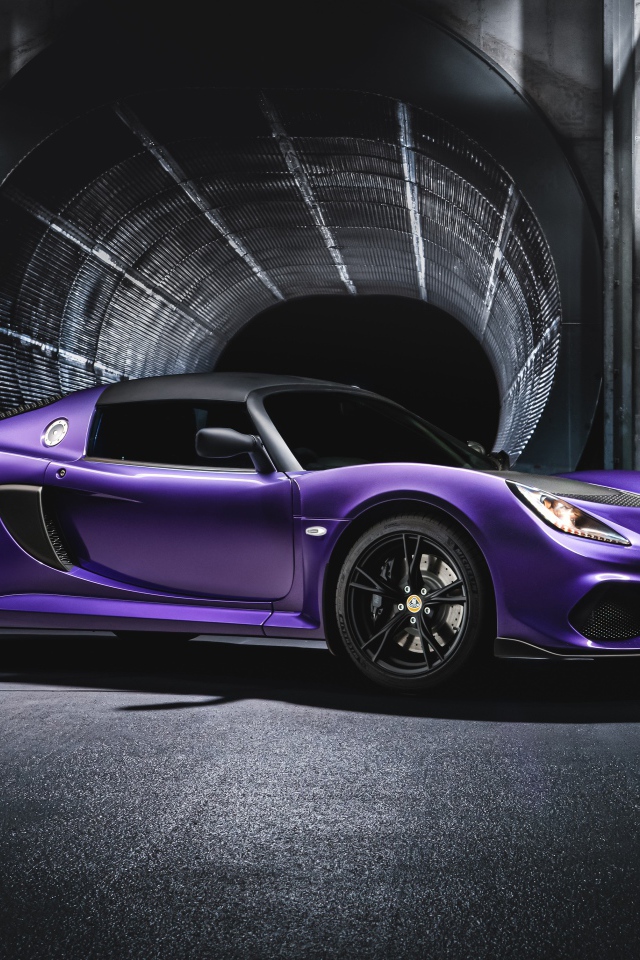 Сиреневый автомобиль Lotus Exige Sport 350 года у тоннеля 