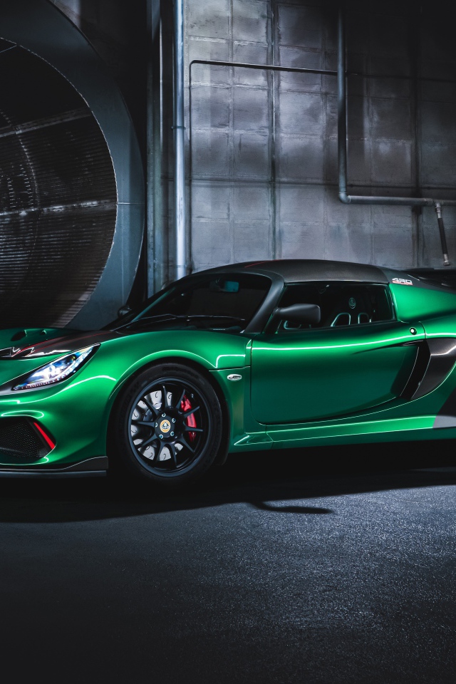 Зеленый автомобиль Lotus Exige Cup 430 в тоннеле 