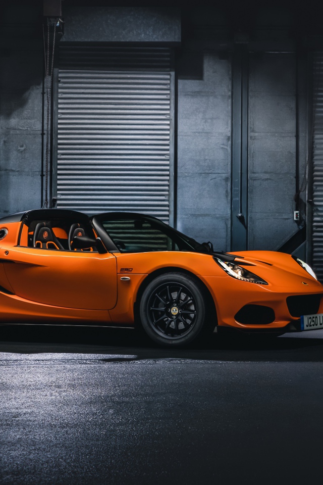 Оранжевый спортивный автомобиль Lotus Elise Cup 250  в гараже