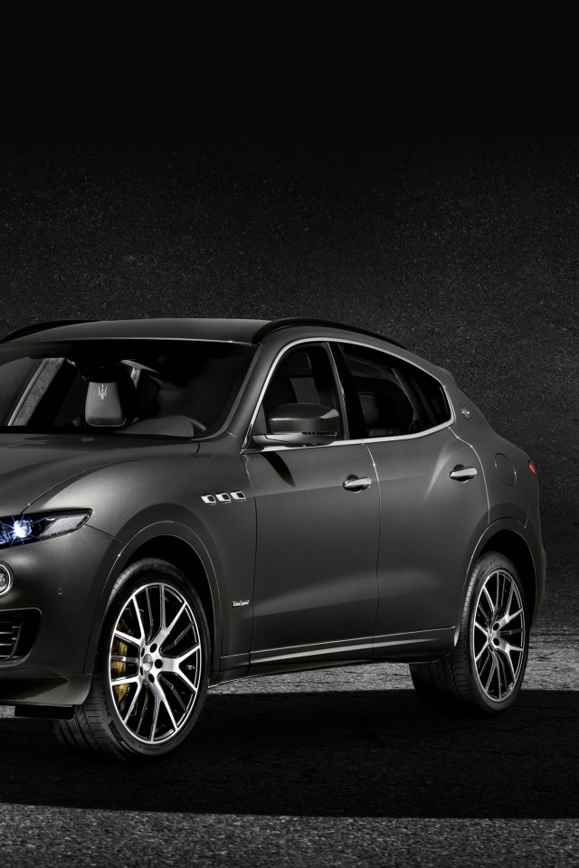 Автомобиль Maserati Levante на сером фоне
