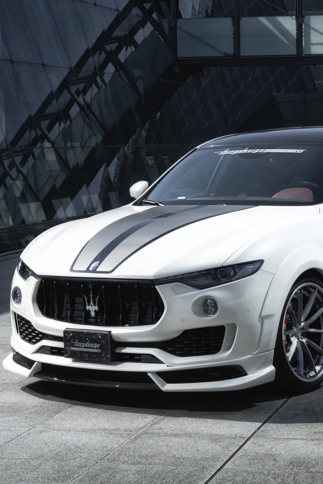 Белый автомобиль  Maserati Levante в здании