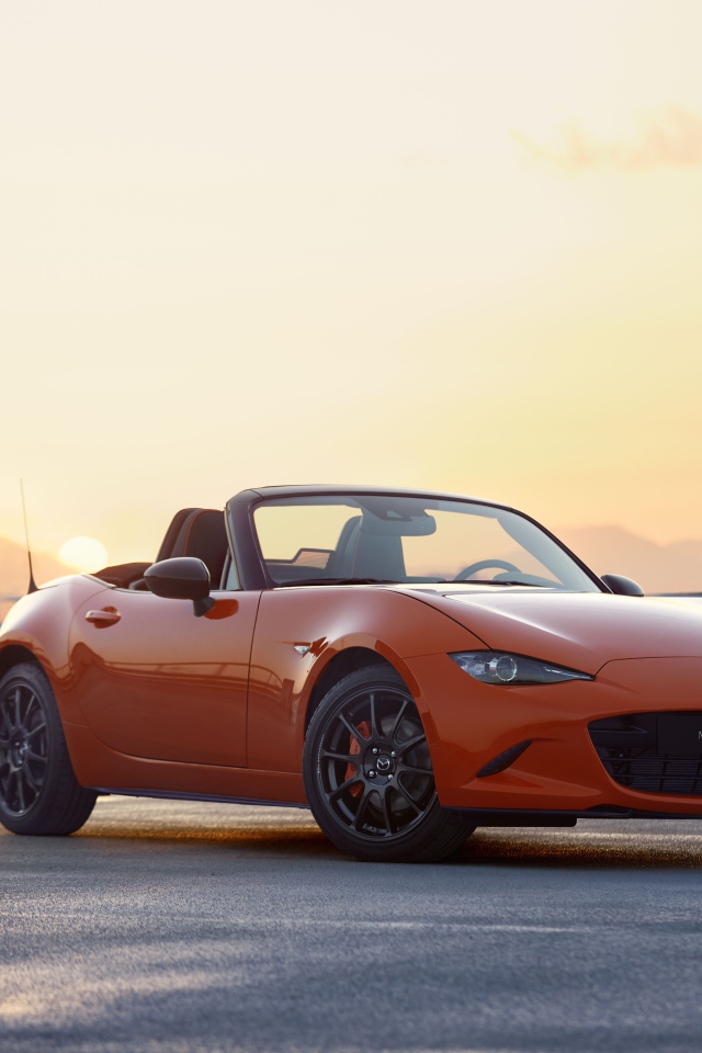 Красный автомобиль Mazda MX-5 на фоне неба