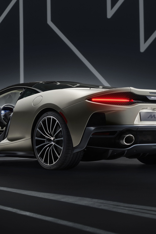 Автомобиль McLaren GT By MSO 2019 года вид сзади