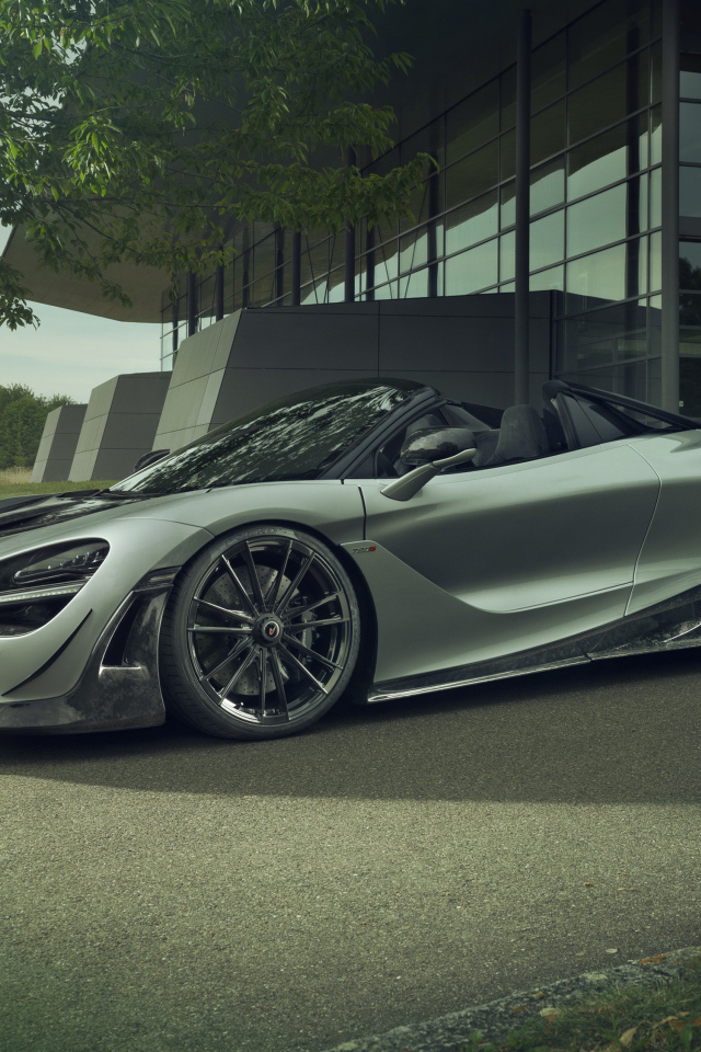 Серебристый автомобиль McLaren 720S Spider 2019 года у дома