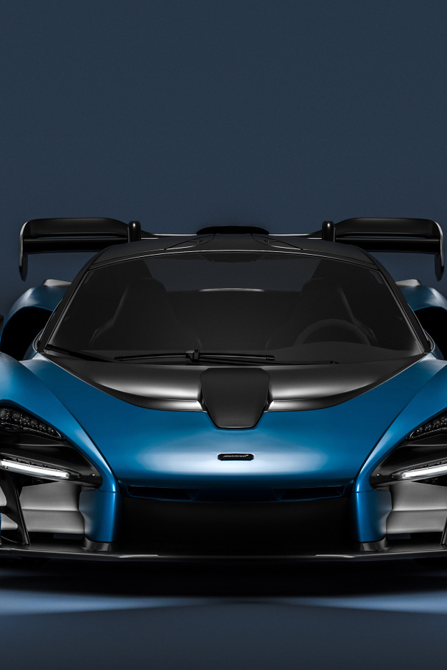 Синий спортивный автомобиль McLaren Senna CGI  вид спереди