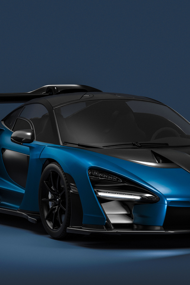 Синий спортивный автомобиль McLaren Senna CGI на сером фоне