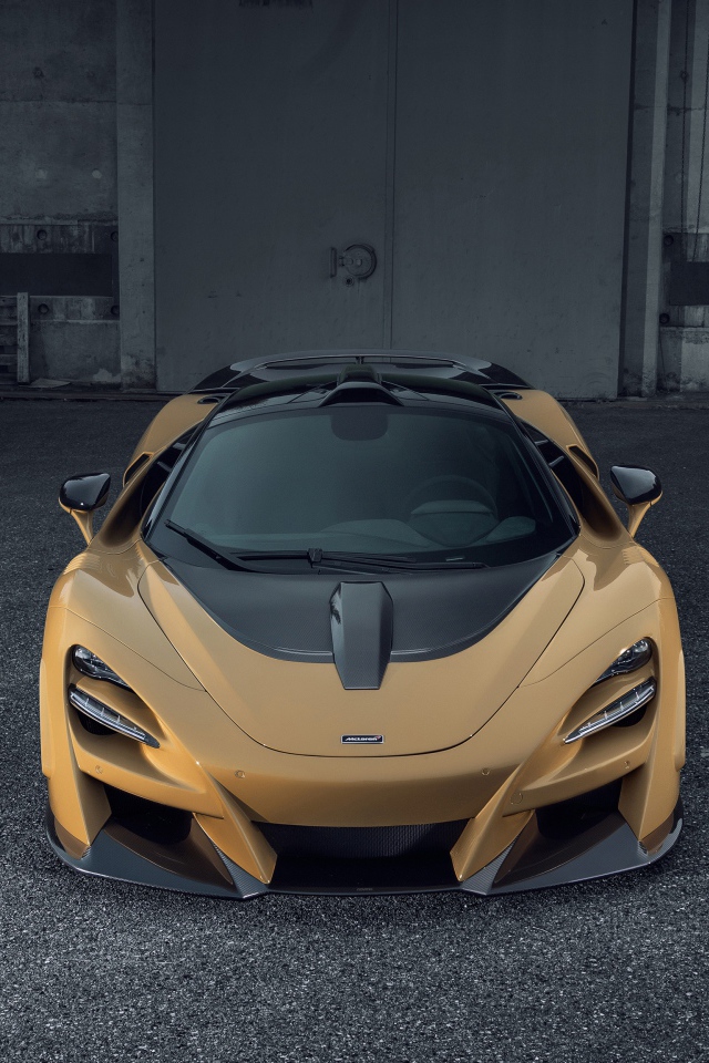 Спортивный автомобиль McLaren 720S на сером асфальте