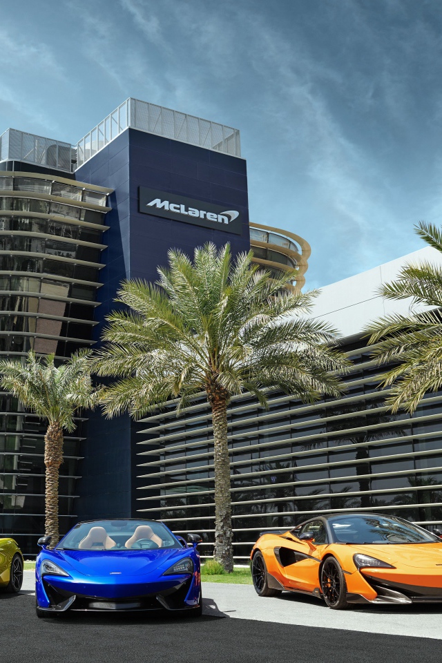 Автомобили  McLaren  у офиса 