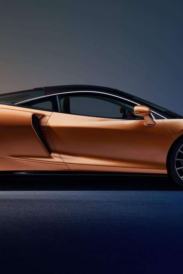 Оранжевый автомобиль McLaren GT Superlight 2019 года на синем фоне