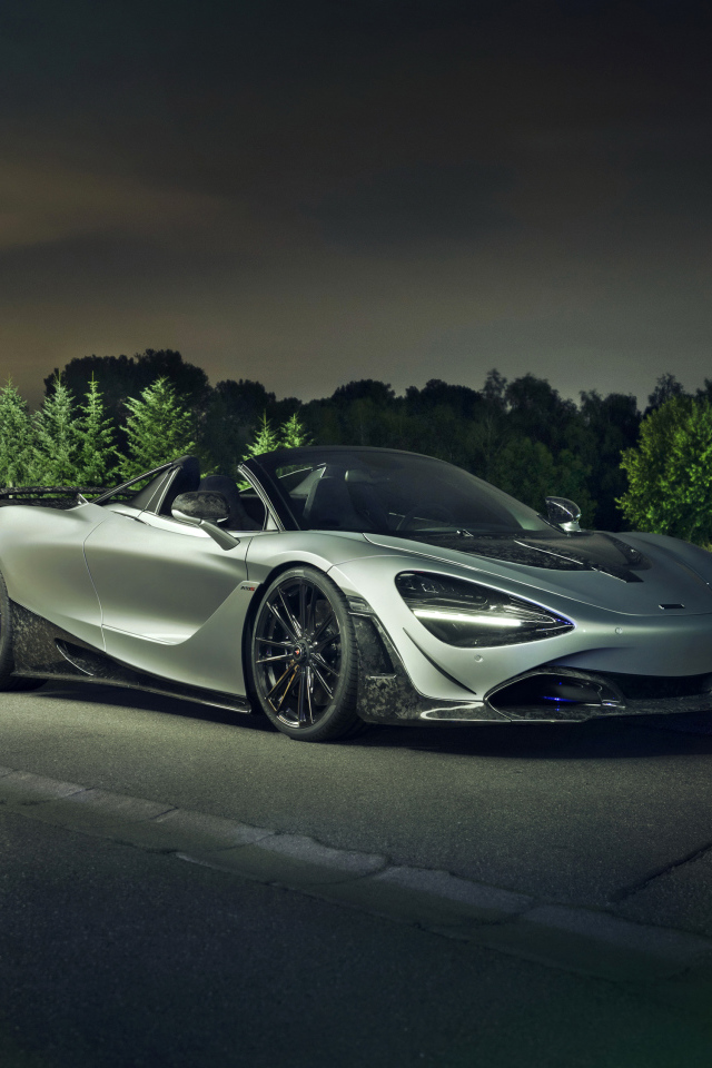 Серебристый автомобиль McLaren 720S Spider 2019 года ночью на дороге