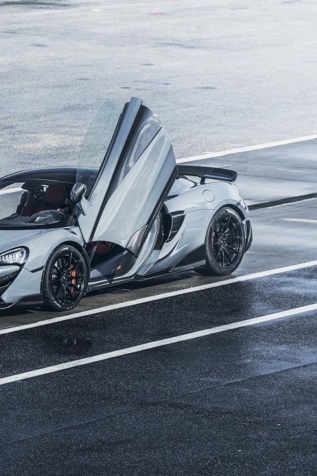 Серебристый автомобиль McLaren 600LT, 2019 года с открытыми дверями