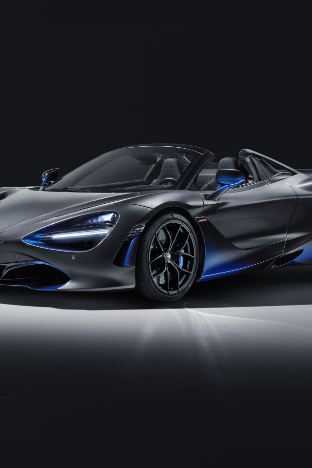 Серебристый автомобиль McLaren 720S Spider, 2019 года 