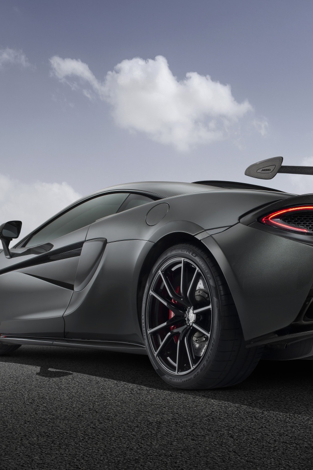 Серебристый автомобиль McLaren 720S вид сзади