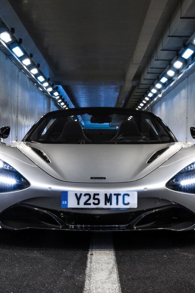 Серебристый спортивный автомобиль  McLaren 720S Spider, 2019 года в тоннеле
